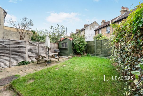 3 bedroom mid-terrace to rent Oval Road - Photo 1