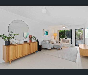 Stunning 3 Bedroom Townhouse - Available Soon! - Photo 2