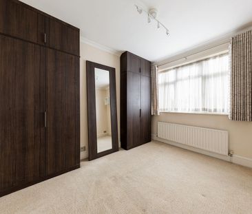 Ridgeway Gardens, Ilford, IG4 - Photo 2