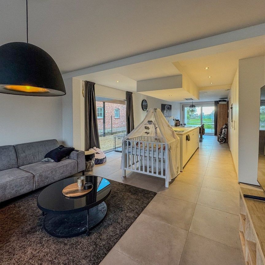 Volledig gerenoveerde woning met 3 slaapkamers, carport en tuin. - Photo 1