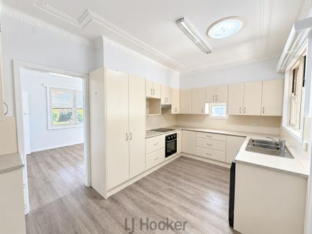 Spacious Five-Bedroom Family Home with Freshly Updated Interiors! - Photo 5