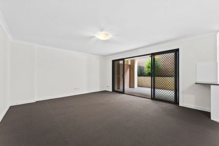 Immaculate 2 Bedroom Apartment with Private Courtyard - Photo 3