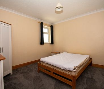 Student house on Redhill drive - Photo 2