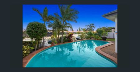 Luxurious Waterfront Entertainer With Pontoon, Pool & Sparkling Views - Photo 2