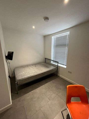 4 bedroom flat to rent - Photo 4