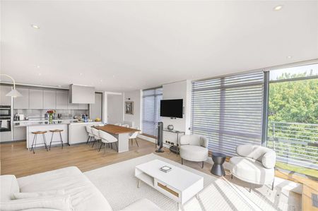 A gorgeous three bedroom apartment with underground parking and private roof terrace. - Photo 2