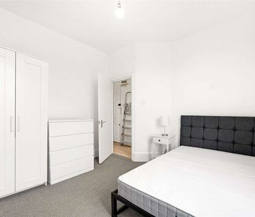 Three bed furnished flat located close to Stockwell - Photo 4