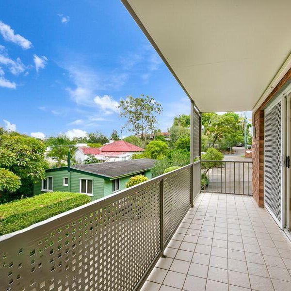 Spacious, Modern Apartment - Photo 1