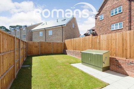 Spindle Avenue, Fleet, GU51 - Photo 2