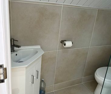 Room in a Shared House, Sandringham Road, IG11 - Photo 6
