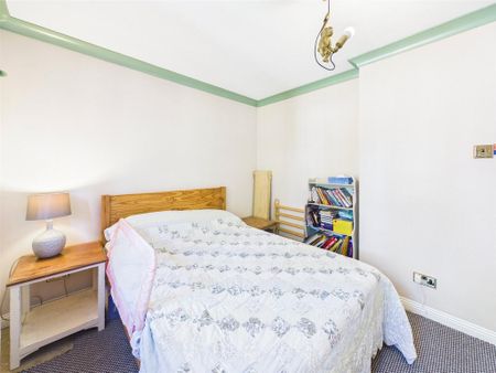 2 bedroom end of terrace house to rent - Photo 4