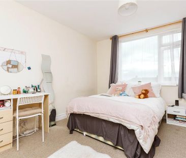 3 bedroom end of terrace house to rent - Photo 2