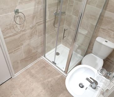 Oxford Avenue, Hayes, Middlesex - Photo 1