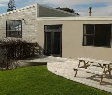 Four Bedroom Family Home Prime Location Waikanae Beach - Photo 3