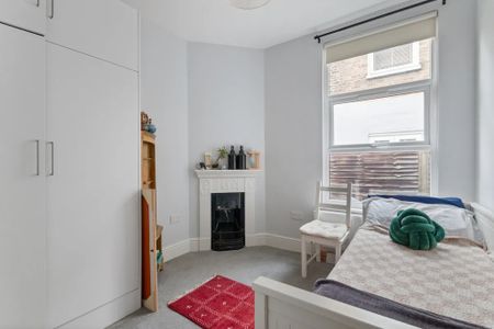 3 Bedroom Apartment, Durnsford Road, London - Photo 4