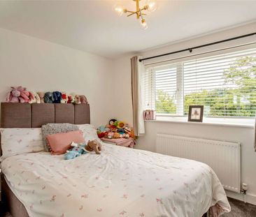 Exceptional five bedroom family home with garden & parking - Photo 3