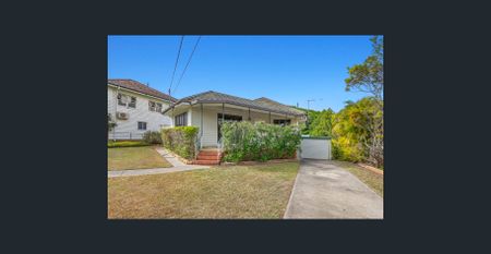 Comfortable 3 Bedroom Home in Great Location - Photo 2