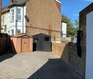 3 bedroom end of terrace house to rent - Photo 2