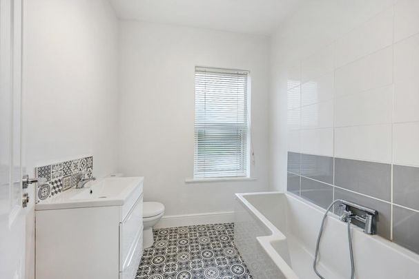 3 bedroom end of terrace house to rent - Photo 1