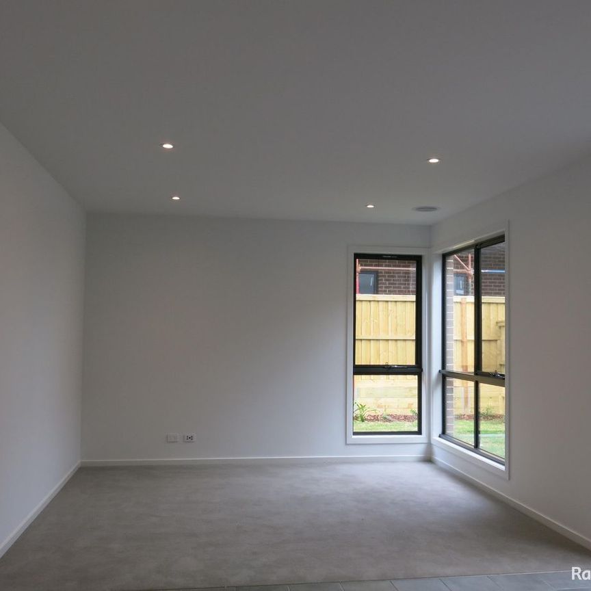 "MODERN 3 BEDROOM TOWNHOUSE" - Photo 1