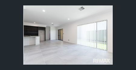 Stylish 4bed home, short walk to Bathers Park! - Photo 3