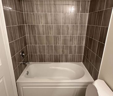 For Lease - 3346 Millicent Avenue Unit# Coach House, Oakville, Ontario - Photo 2