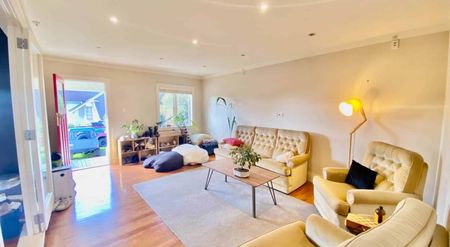 Large, Beautiful Abode in Greenlane - Photo 5