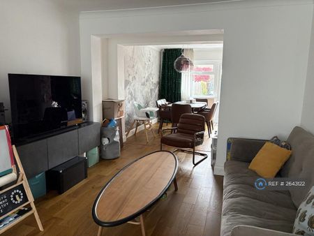 3 bedroom semi-detached house to rent - Photo 3