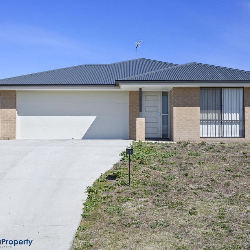 Family living at its finest! Inviting, low maintenance home nestled in quiet pocket of Cotswold Hills! - Photo 1