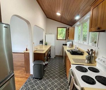 Large 4 Bedroom home + 1 Bedroom self contained - Photo 4