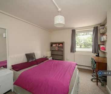 1 bedroom in a flat share to rent - Photo 1