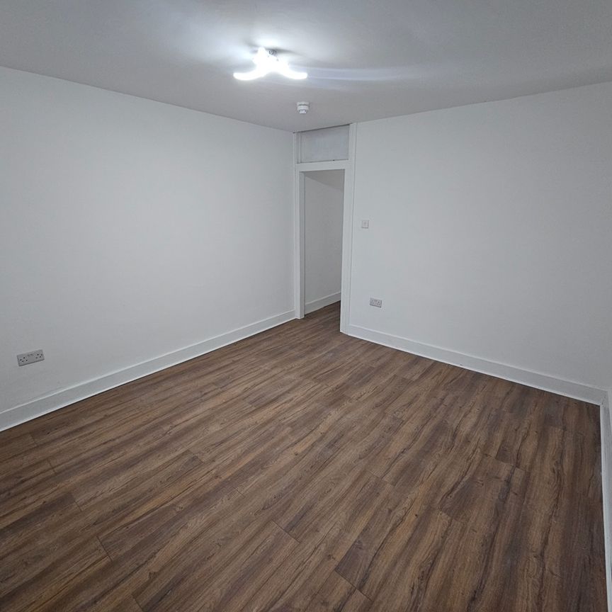 1 Bed Flat, London, NW10 - Photo 1