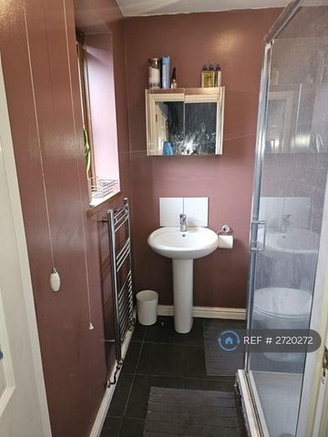 3 bedroom semi-detached house to rent - Photo 4