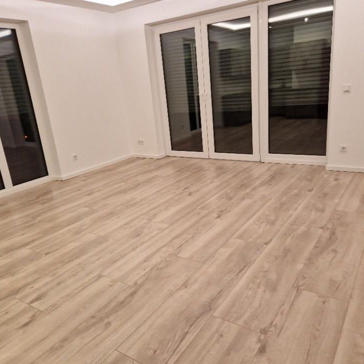 Neubau-Wohnung mit Balkon ,Kellerabteil und Stellplatz - Photo 1