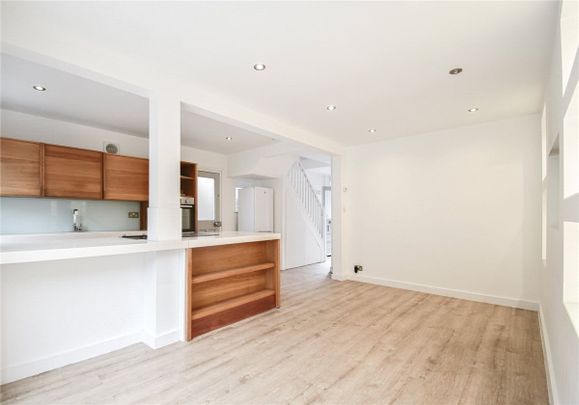 Superbly presented 3 bedroom semi-detached property situated in this highly sought after area with excellent access to Addenbrookes Hospital and within walking distance of the railway station and City Centre. GCH. Driveway parking. Local amenities close by. Unfurnished. - Photo 1