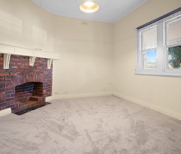 Charming 3 Bedroom Weatherboard Home in Cheltenham - Photo 2