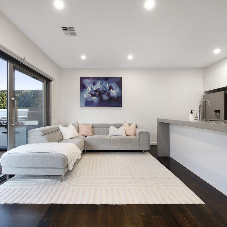 Sleek & Spacious Townhouse in a Quiet Oakleigh East Location - Photo 1