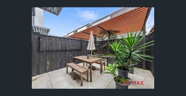 Luxury & well-designed near new 2 bedroom town home next to Ed Square - Photo 1