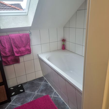 Heimelige 2.5 Zimmer-Dachwohnung an zentraler Lage - Foto 3