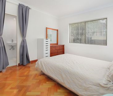 Well Maintained 3 Bedroom plus Study, Full Brick Villa in Handy Loc... - Photo 4