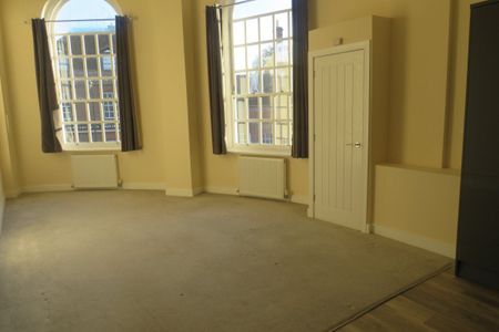 High Street - Photo 2