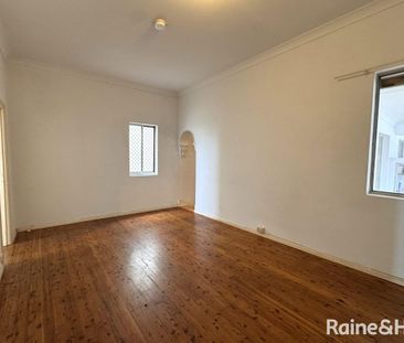 Charming 2-Bedroom Flat in Prime Location - Photo 2