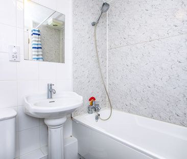 2 bedroom apartment to rent St. Annes Way, Redhill, RH1 - Photo 5