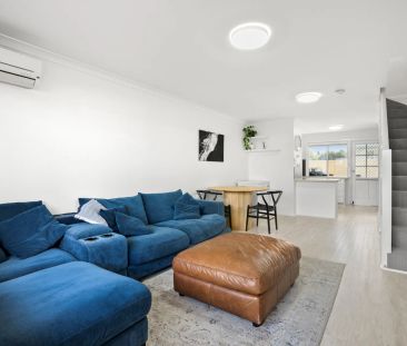 Coastal townhouse living, steps from the foreshore. - Photo 2