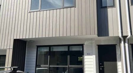 Modern 3BR Townhouse in Te Atatu South - Photo 4