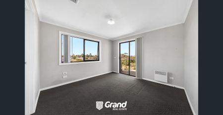 4 BEDROOM TOWNHOUSE IN OFFICER OVERLOOKING THE LAKE ! - Photo 3