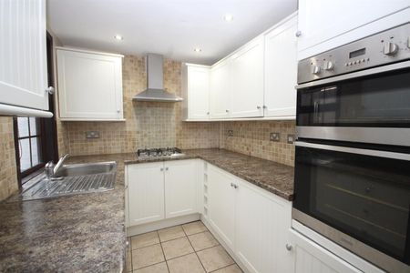 2 bedroom Terraced House to let - Photo 3