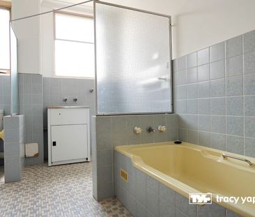 Spacious Two Bedroom Unit In Prime Location! - Photo 3