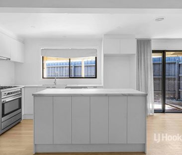 4 Tamarind Crescent, Werribee VIC, Belconnen - Photo 2