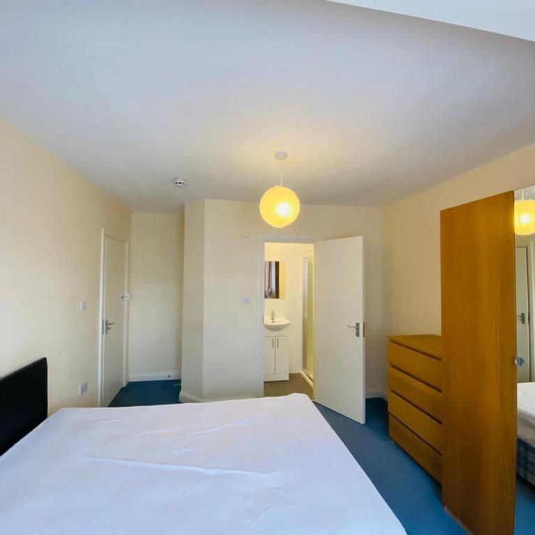 1 bedroom in a house share to rent - Photo 1